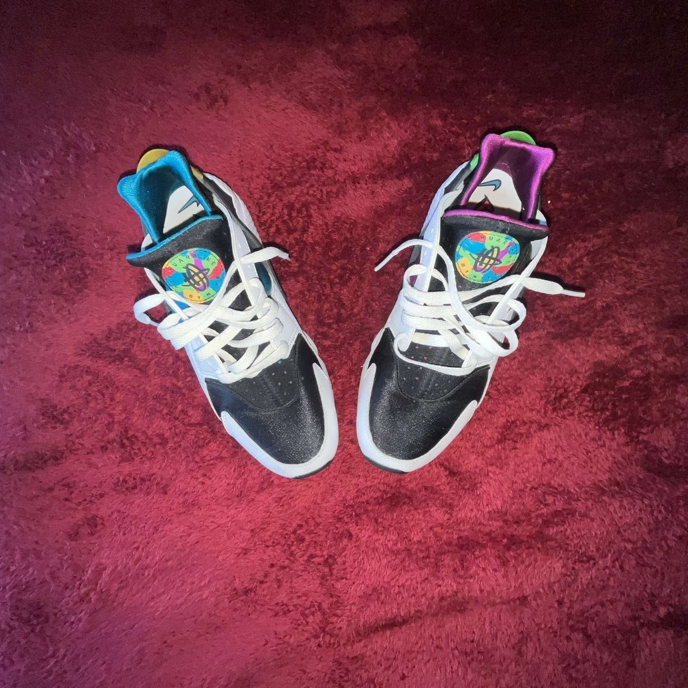 Nike huarache ‘peace, love, swoosh’